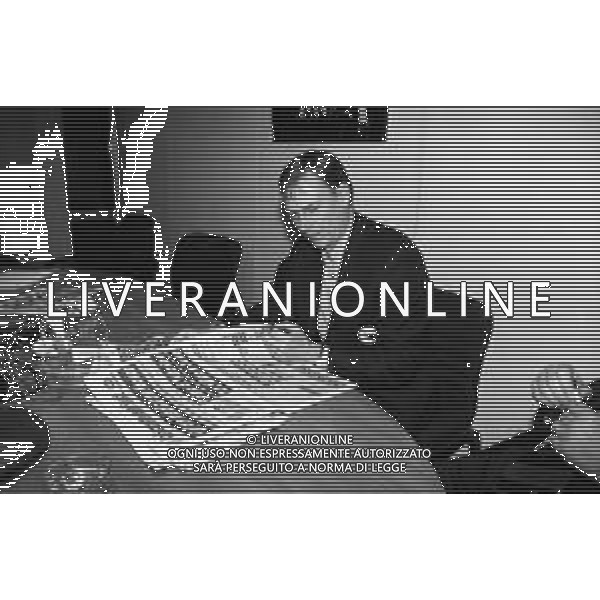 RETROSPETTIVA ALLENATORE ZDENEK ZEMAN NELLA REDAZIONE DELLA GAZZETTA DELLO SPORT A MILANO NEL 1994 RISPONDE ALLE TELEFONATE DEI LETTORI ©Archivio Giovanni Liverani/AGENZIA ALDO LIVERANI SAS