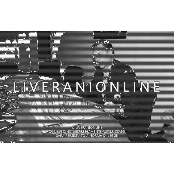 RETROSPETTIVA ALLENATORE ZDENEK ZEMAN NELLA REDAZIONE DELLA GAZZETTA DELLO SPORT A MILANO NEL 1994 RISPONDE ALLE TELEFONATE DEI LETTORI ©Archivio Giovanni Liverani/AGENZIA ALDO LIVERANI SAS