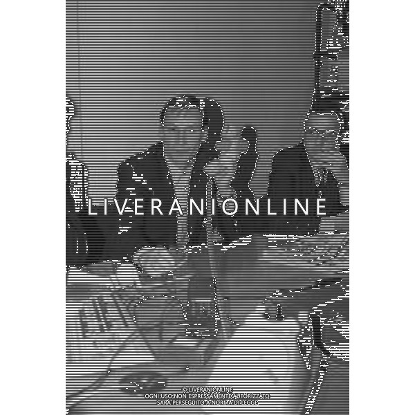 RETROSPETTIVA ALLENATORE ZDENEK ZEMAN NELLA REDAZIONE DELLA GAZZETTA DELLO SPORT A MILANO NEL 1994 RISPONDE ALLE TELEFONATE DEI LETTORI ©Archivio Giovanni Liverani/AGENZIA ALDO LIVERANI SAS