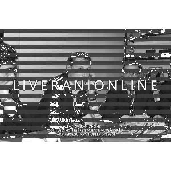RETROSPETTIVA ALLENATORE ZDENEK ZEMAN NELLA REDAZIONE DELLA GAZZETTA DELLO SPORT A MILANO NEL 1994 RISPONDE ALLE TELEFONATE DEI LETTORI ©Archivio Giovanni Liverani/AGENZIA ALDO LIVERANI SAS