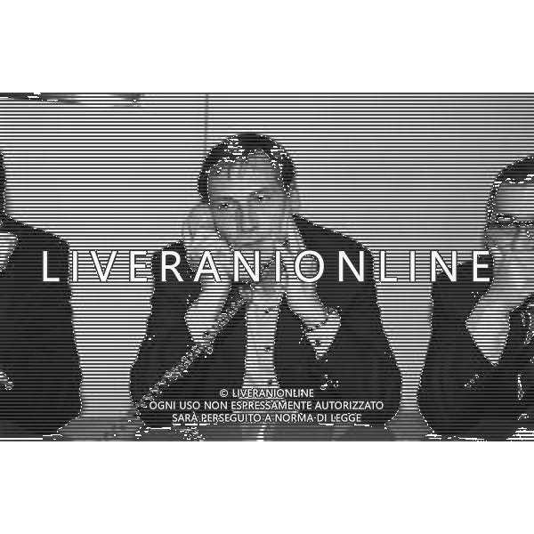 RETROSPETTIVA ALLENATORE ZDENEK ZEMAN NELLA REDAZIONE DELLA GAZZETTA DELLO SPORT A MILANO NEL 1994 RISPONDE ALLE TELEFONATE DEI LETTORI ©Archivio Giovanni Liverani/AGENZIA ALDO LIVERANI SAS