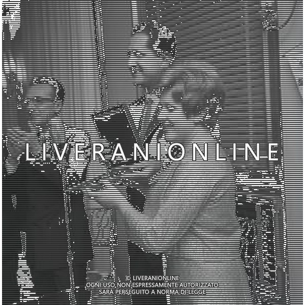RETROSPETTIVA ORIETTA BERTI CANTANTE NELLA FOTO ORIETTA BERTI A MILANO PER IL DISCO D\'ORO A TERRAZZA MARTINI NELL\'ANNO 1967 AG ALDO LIVERANI SAS 