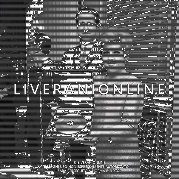 RETROSPETTIVA ORIETTA BERTI CANTANTE NELLA FOTO ORIETTA BERTI A MILANO PER IL DISCO D\'ORO A TERRAZZA MARTINI NELL\'ANNO 1967 AG ALDO LIVERANI SAS 