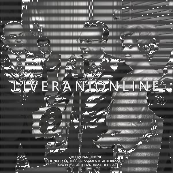 RETROSPETTIVA ORIETTA BERTI CANTANTE NELLA FOTO ORIETTA BERTI A MILANO PER IL DISCO D\'ORO A TERRAZZA MARTINI NELL\'ANNO 1967 AG ALDO LIVERANI SAS 