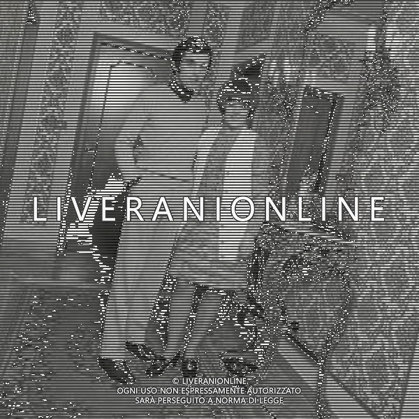 RETROSPETTIVA ORIETTA BERTI CANTANTE NELLA FOTO ORIETTA BERTI A MONTECCHIO NELLA SUA CASA CON IL MARITO OSVALDO PATERLINI NELL\'ANNO 1968 AG ALDO LIVERANI SAS 