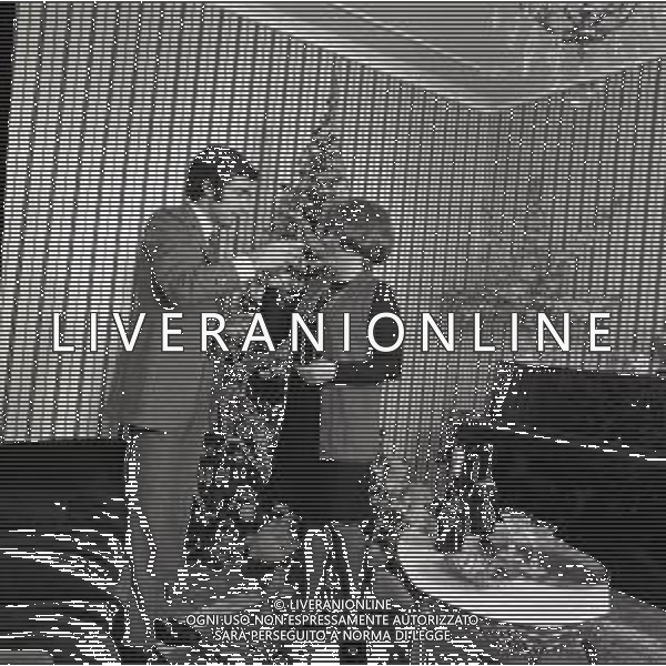 RETROSPETTIVA ORIETTA BERTI CANTANTE NELLA FOTO ORIETTA BERTI A MONTECCHIO NELLA SUA CASA CON IL MARITO OSVALDO PATERLINI NELL\'ANNO 1968 AG ALDO LIVERANI SAS  