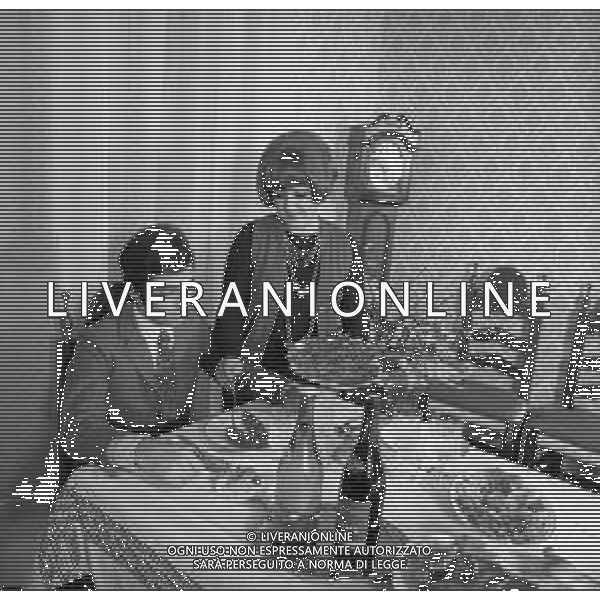 RETROSPETTIVA ORIETTA BERTI CANTANTE NELLA FOTO ORIETTA BERTI A MONTECCHIO NELLA SUA CASA CON IL MARITO OSVALDO PATERLINI NELL\'ANNO 1968 AG ALDO LIVERANI SAS 