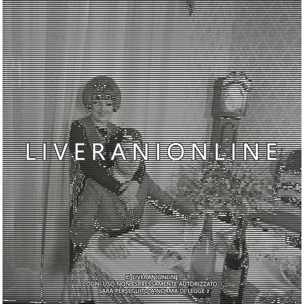 RETROSPETTIVA ORIETTA BERTI CANTANTE NELLA FOTO ORIETTA BERTI A MONTECCHIO NELLA SUA CASA CON IL MARITO OSVALDO PATERLINI NELL\'ANNO 1968 AG ALDO LIVERANI SAS 