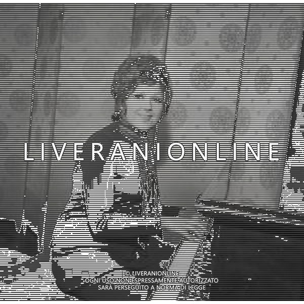 RETROSPETTIVA ORIETTA BERTI CANTANTE NELLA FOTO ORIETTA BERTI A MILANO IN TERRAZZA MARTINI NELL\'ANNO 1970 AG ALDO LIVERANI SAS 