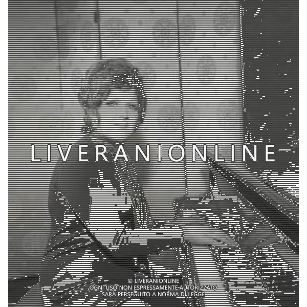 RETROSPETTIVA ORIETTA BERTI CANTANTE NELLA FOTO ORIETTA BERTI A MILANO IN TERRAZZA MARTINI NELL\'ANNO 1970 AG ALDO LIVERANI SAS 