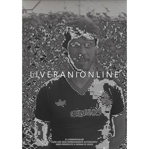 RETROSPETTIVA RENE\' VANDEREYCKEN CALCIATORE NELLA FOTO RENE\' VANDEREYCKEN CON LA MAGLIA DEL GENOA CALCIO NELL\'ANNO 1982-1983 AG ALDO LIVERANI SAS