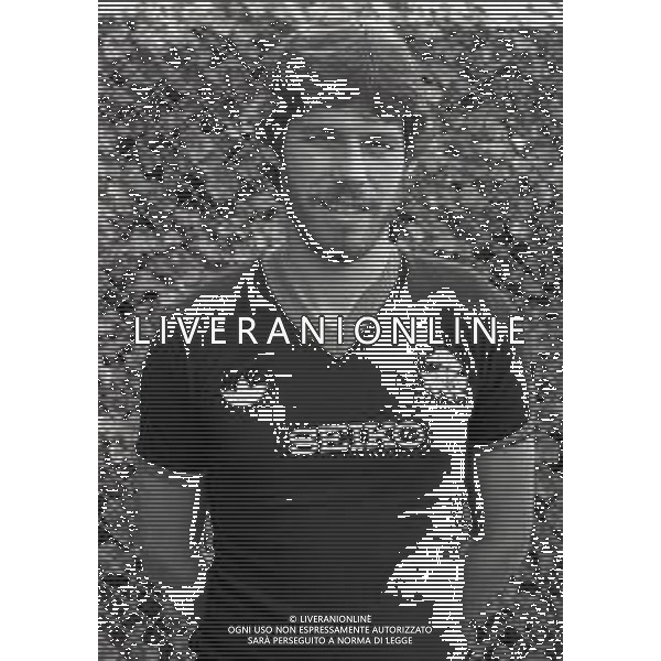 RETROSPETTIVA RENE\' VANDEREYCKEN CALCIATORE NELLA FOTO RENE\' VANDEREYCKEN CON LA MAGLIA DEL GENOA CALCIO NELL\'ANNO 1982-1983 AG ALDO LIVERANI SAS