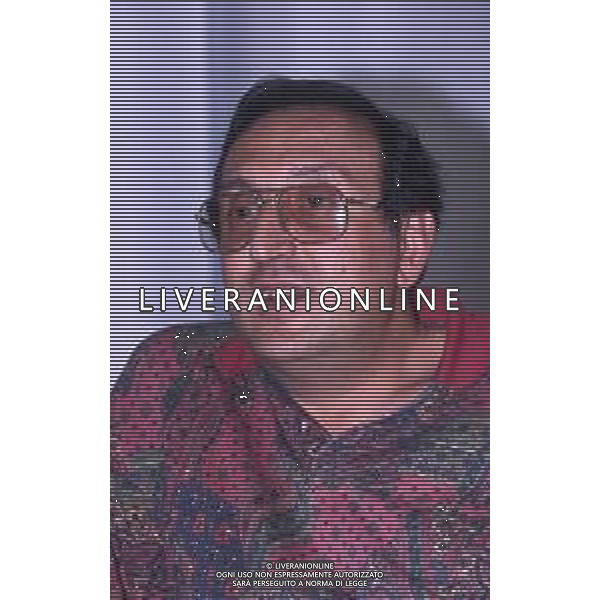 RETROSPETTIVA ELIO TRIFARI GIORNALISTA NELLA FOTO ELIO TRIFARI GIORNALISTA DELLA GAZZETTA DELLO SPORT NELL\'ANNO 1993 IN REDAZIONE AG ALDO LIVERANI SAS