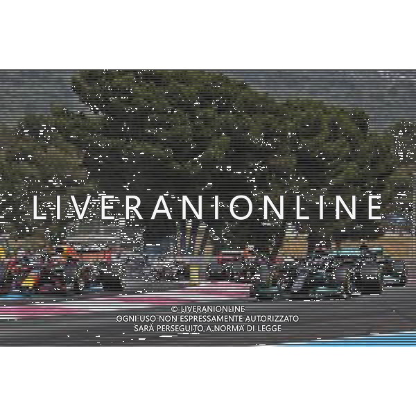 (L to R): Max Verstappen (NLD) Red Bull Racing RB16B and Lewis Hamilton (GBR) Mercedes AMG F1 W12 at the start of the race. 20.06.2021. Formula 1 World Championship, Rd 7, French Grand Prix, Paul Ricard, France, Race Day. - www.xpbimages.com, EMail: requests@xpbimages.com © Copyright: Batchelor / XPB Images/AGENZIA ALDO LIVERANI SAS - ITALY ONLY EDITORIAL USE ONLY