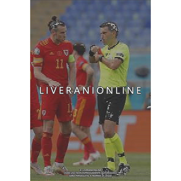 Campionato Europeo UEFA EURO 2020 gara del gruppo A ITALIA vs GALLES del 20/06/2021 - nella foto:arbitro hatejan ovidiu con Gareth Bale ©Claudio Zamagni/Agenzia Aldo Liverani s.a.s. during European UEFA Championship - UEFA Euro 2020 soccer match between Italy and Wales at Olympic Stadium in Rome on June 20 2021 photo credit by Claudio Zamagni/Aldo Liverani Photo Agency/AGENZIA ALDO LIVERANI SAS