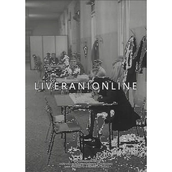 1970 MILANO DORMITORIO DI VIA ORTLES NELLA FOTO ALCUNI OSPITI DELLA STRUTTURA AG ALDO LIVERANI SAS
