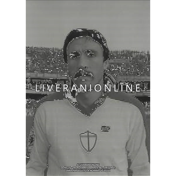 RETROSPETTIVA SALVATORE VULLO CALCIATORE NELLA FOTO SALVATORE VULLO CON LA MAGLIA DELLA SAMPDORIA CALCIO NELL\'ANNO 1980-1981 AG ALDO LIVERANI SAS 
