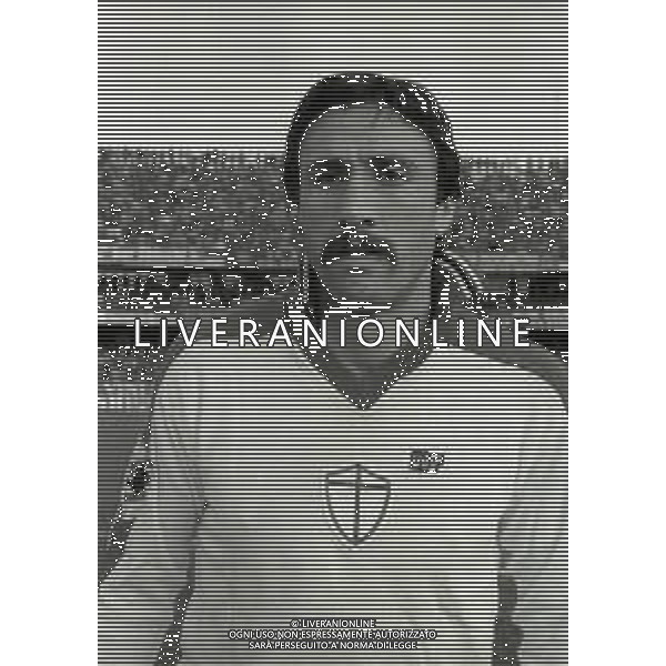 RETROSPETTIVA SALVATORE VULLO CALCIATORE NELLA FOTO SALVATORE VULLO CON LA MAGLIA DELLA SAMPDORIA CALCIO NELL\'ANNO 1980-1981 AG ALDO LIVERANI SAS 