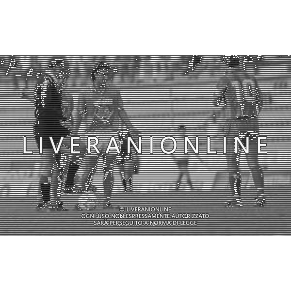 RETROSPETTIVA EVARISTO BECCALOSSI CALCIATORE CON LA MAGLIA DEL BRESCIA CAMPIONATO CALCIO SERIE A 1986-1987 NELLA FOTO CON L\'ARBITRO CASARIN PAOLO AG. ALDO LIVERANI SAS