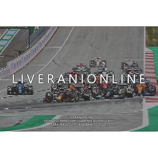 Max Verstappen (NLD) Red Bull Racing RB16B leads at the start of the race. 27.06.2021. Formula 1 World Championship, Rd 8, Steiermark Grand Prix, Spielberg, Austria, Race Day. - www.xpbimages.com, EMail: requests@xpbimages.com © Copyright: Charniaux / XPB Images/AGENZIA ALDO LIVERANI SAS - ITALY ONLY EDITORIAL USE ONLY