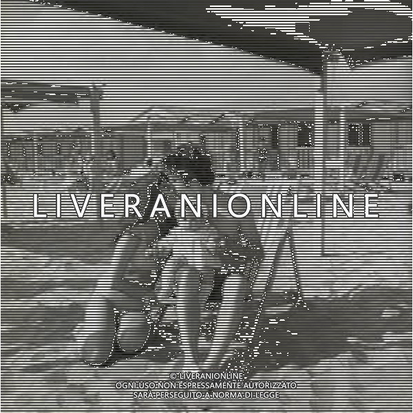RETROSPETTIVA FAUSTO LEALI CANTANTE NELLA FOTO FAUSTO LEALI CON LA MOGLIE MILENA CANTU\'E IL FIGLIO AL MARE A RIMINI NELL\'ANNO 1965 AG ALDO LIVERANI SAS