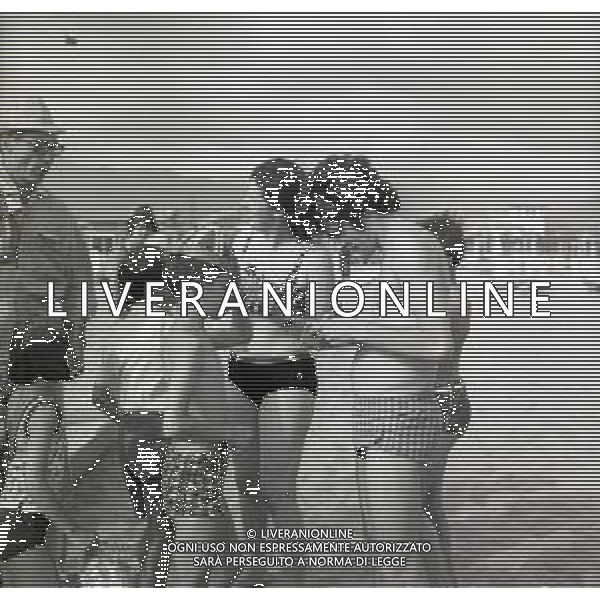 RETROSPETTIVA FAUSTO LEALI CANTANTE NELLA FOTO FAUSTO LEALI CON LA MOGLIE MILENA CANTU\'E IL FIGLIO AL MARE A RIMINI NELL\'ANNO 1965 AG ALDO LIVERANI SAS