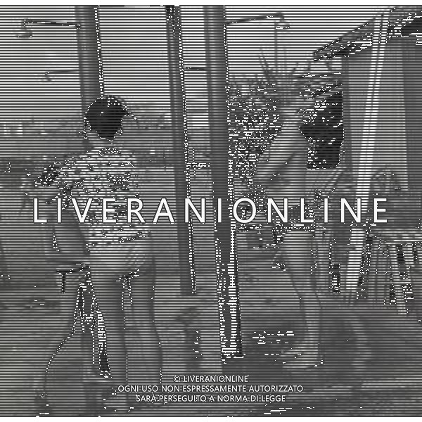 RETROSPETTIVA FAUSTO LEALI CANTANTE NELLA FOTO FAUSTO LEALI CON LA MOGLIE MILENA CANTU\'E IL FIGLIO AL MARE A RIMINI NELL\'ANNO 1965 AG ALDO LIVERANI SAS