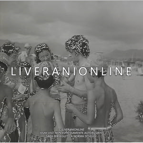 RETROSPETTIVA FAUSTO LEALI CANTANTE NELLA FOTO FAUSTO LEALI CON LA MOGLIE MILENA CANTU\'E IL FIGLIO AL MARE A RIMINI NELL\'ANNO 1965 AG ALDO LIVERANI SAS