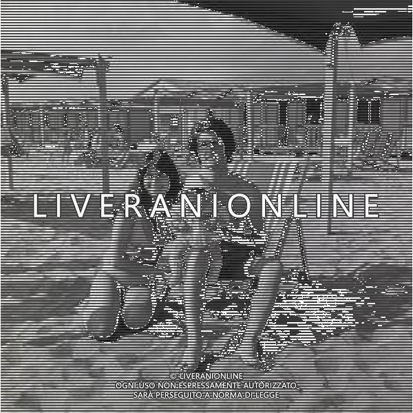 RETROSPETTIVA FAUSTO LEALI CANTANTE NELLA FOTO FAUSTO LEALI CON LA MOGLIE MILENA CANTU\'E IL FIGLIO AL MARE A RIMINI NELL\'ANNO 1965 AG ALDO LIVERANI SAS