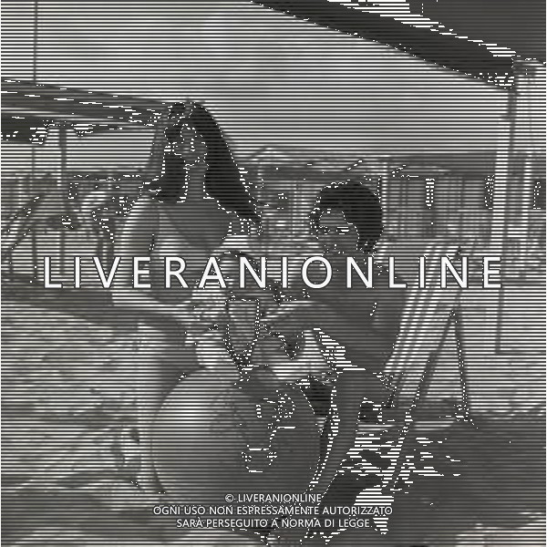 RETROSPETTIVA FAUSTO LEALI CANTANTE NELLA FOTO FAUSTO LEALI CON LA MOGLIE MILENA CANTU\'E IL FIGLIO AL MARE A RIMINI NELL\'ANNO 1965 AG ALDO LIVERANI SAS