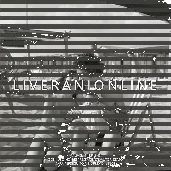 RETROSPETTIVA FAUSTO LEALI CANTANTE NELLA FOTO FAUSTO LEALI CON LA MOGLIE MILENA CANTU\'E IL FIGLIO AL MARE A RIMINI NELL\'ANNO 1965 AG ALDO LIVERANI SAS