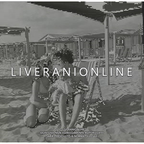 RETROSPETTIVA FAUSTO LEALI CANTANTE NELLA FOTO FAUSTO LEALI CON LA MOGLIE MILENA CANTU\'E IL FIGLIO AL MARE A RIMINI NELL\'ANNO 1965 AG ALDO LIVERANI SAS