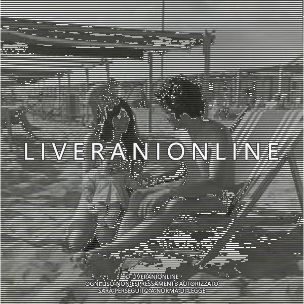 RETROSPETTIVA FAUSTO LEALI CANTANTE NELLA FOTO FAUSTO LEALI CON LA MOGLIE MILENA CANTU\'E IL FIGLIO AL MARE A RIMINI NELL\'ANNO 1965 AG ALDO LIVERANI SAS