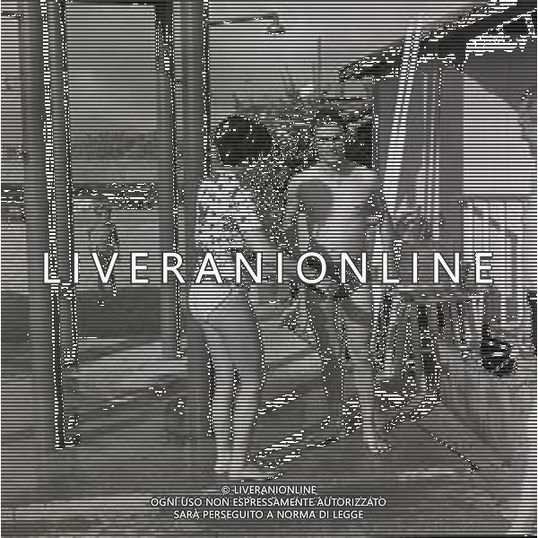RETROSPETTIVA FAUSTO LEALI CANTANTE NELLA FOTO FAUSTO LEALI CON LA MOGLIE MILENA CANTU\'E IL FIGLIO AL MARE A RIMINI NELL\'ANNO 1965 AG ALDO LIVERANI SAS