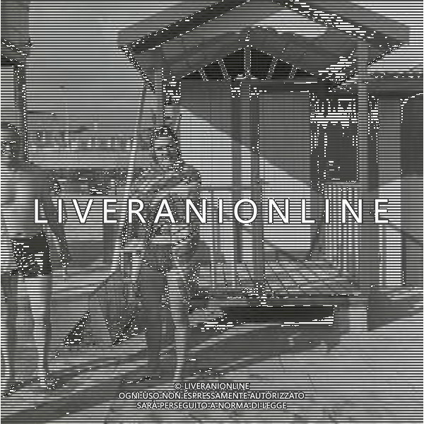 RETROSPETTIVA FAUSTO LEALI CANTANTE NELLA FOTO FAUSTO LEALI CON LA MOGLIE MILENA CANTU\'E IL FIGLIO AL MARE A RIMINI NELL\'ANNO 1965 AG ALDO LIVERANI SAS