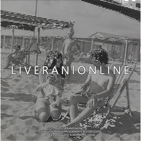 RETROSPETTIVA FAUSTO LEALI CANTANTE NELLA FOTO FAUSTO LEALI CON LA MOGLIE MILENA CANTU\'E IL FIGLIO AL MARE A RIMINI NELL\'ANNO 1965 AG ALDO LIVERANI SAS