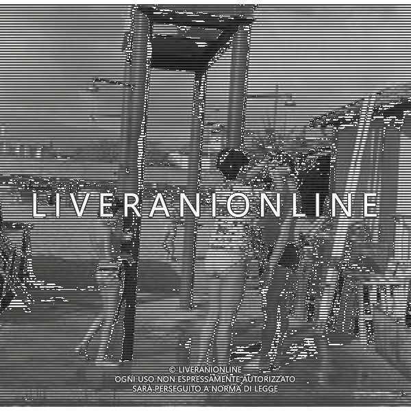 RETROSPETTIVA FAUSTO LEALI CANTANTE NELLA FOTO FAUSTO LEALI CON LA MOGLIE MILENA CANTU\'E IL FIGLIO AL MARE A RIMINI NELL\'ANNO 1965 AG ALDO LIVERANI SAS