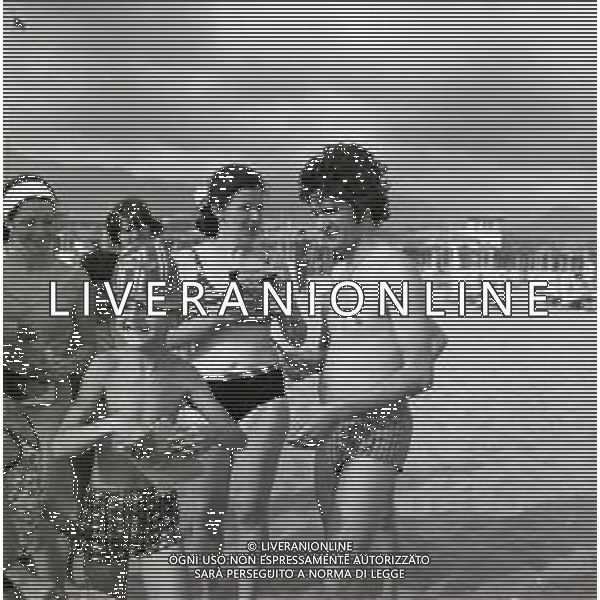 RETROSPETTIVA FAUSTO LEALI CANTANTE NELLA FOTO FAUSTO LEALI CON LA MOGLIE MILENA CANTU\'E IL FIGLIO AL MARE A RIMINI NELL\'ANNO 1965 AG ALDO LIVERANI SAS
