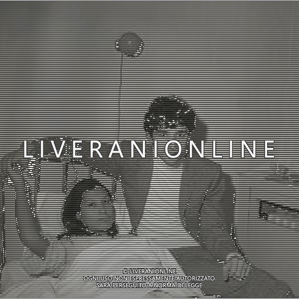 RETROSPETTIVA DON BACKY PSEUDONIMO ALDO CAPONI CANTANTE  NELLA FOTO DON BACKY PSEUDONIMO ALDO CAPONI CON LA MOGLIE LILIANA PETRALIA NELL\'ANNO 1969 AG ALDO LIVERANI SAS 