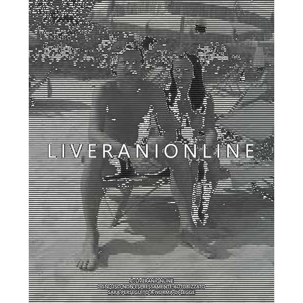 RETROSPETTIVA RENATO ZACCARELLI CALCIATORE NELLA FOTO RENATO ZACCARELLI CON LA MOGLIE IN SARDEGNA NELL\'ANNO 1978-1979 AG ALDO LIVERANI SAS