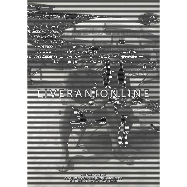 RETROSPETTIVA RENATO ZACCARELLI CALCIATORE NELLA FOTO RENATO ZACCARELLI CON LA MOGLIE IN SARDEGNA NELL\'ANNO 1978-1979 AG ALDO LIVERANI SAS