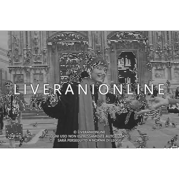 RETROSPETTIVA MARIA IVANA MONTI ATTRICE CON UN RAMETTO DI MIMOSA TRA I PICCIONI DI PIAZZA DUOMO A MILANO NEL 1991 ©ARCHIVIO/AGENZIA ALDO LIVERANI SAS