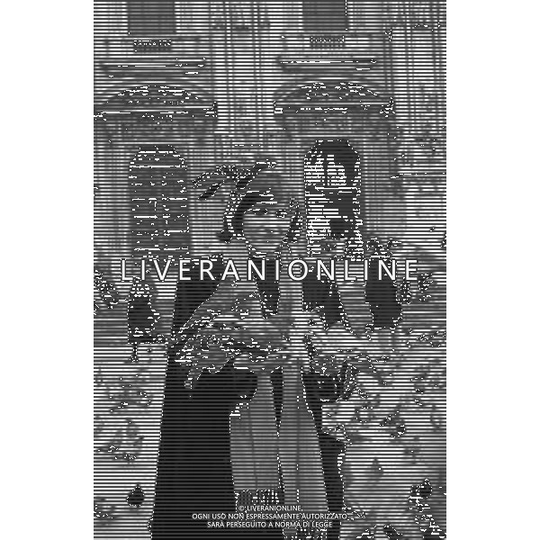 RETROSPETTIVA MARIA IVANA MONTI ATTRICE CON UN RAMETTO DI MIMOSA TRA I PICCIONI DI PIAZZA DUOMO A MILANO NEL 1991 ©ARCHIVIO/AGENZIA ALDO LIVERANI SAS