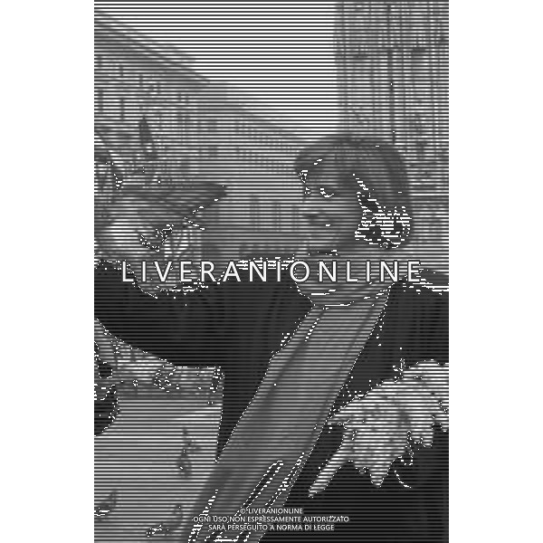 RETROSPETTIVA MARIA IVANA MONTI ATTRICE CON UN RAMETTO DI MIMOSA TRA I PICCIONI DI PIAZZA DUOMO A MILANO NEL 1991 ©ARCHIVIO/AGENZIA ALDO LIVERANI SAS