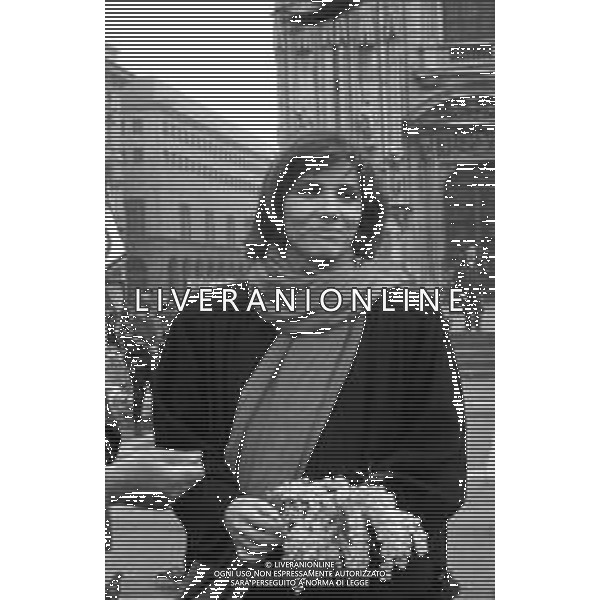 RETROSPETTIVA MARIA IVANA MONTI ATTRICE CON UN RAMETTO DI MIMOSA TRA I PICCIONI DI PIAZZA DUOMO A MILANO NEL 1991 ©ARCHIVIO/AGENZIA ALDO LIVERANI SAS
