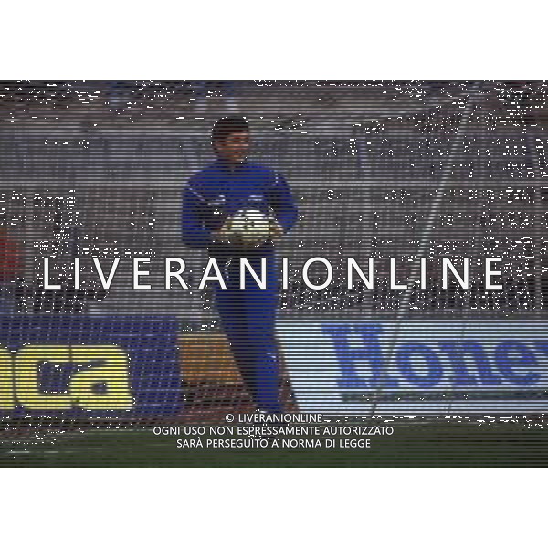 RETROSPETTIVA GIUSEPPE GATTA CALCIATORE NELLA FOTO GIUSEPPE GATTA CON LA MAGLIA DELLA NAZIONALE ITALIANA UNDER 21 AG ALDO LIVERANI SAS