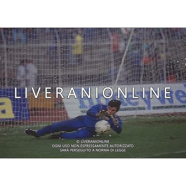 RETROSPETTIVA GIUSEPPE GATTA CALCIATORE NELLA FOTO GIUSEPPE GATTA CON LA MAGLIA DELLA NAZIONALE ITALIANA UNDER 21 AG ALDO LIVERANI SAS