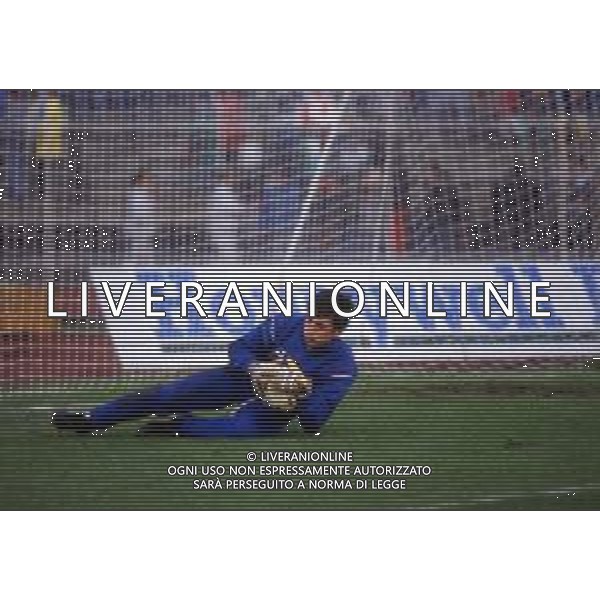 RETROSPETTIVA GIUSEPPE GATTA CALCIATORE NELLA FOTO GIUSEPPE GATTA CON LA MAGLIA DELLA NAZIONALE ITALIANA UNDER 21 AG ALDO LIVERANI SAS