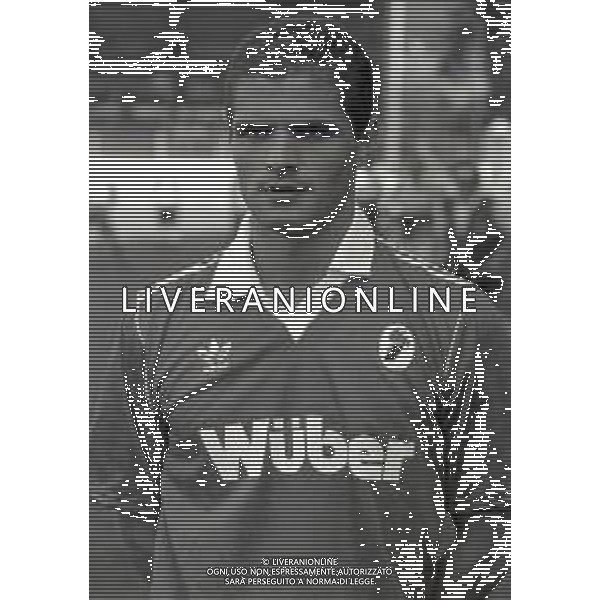 RETROSPETTIVA MASSIMO BRAMBATI CALCIATORE NELLA FOTO MASSIMO BRAMBATI CON LA MAGLIA DEL BARI CALCIO NELL\'ANNO 1992-1993 AG ALDO LIVERANI SAS