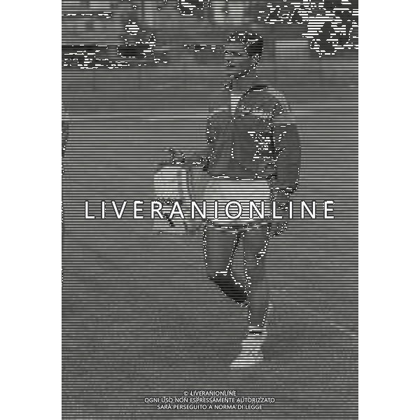 RETROSPETTIVA MASSIMO BRAMBATI CALCIATORE NELLA FOTO MASSIMO BRAMBATI CON LA MAGLIA DEL BARI CALCIO NELL\'ANNO 1989-1990 AG ALDO LIVERANI SAS